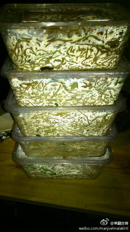 炒一大锅米粉，派街头流浪的人