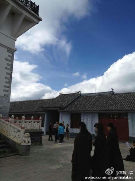 佛菩萨幻化色相接引众生与离相扫相