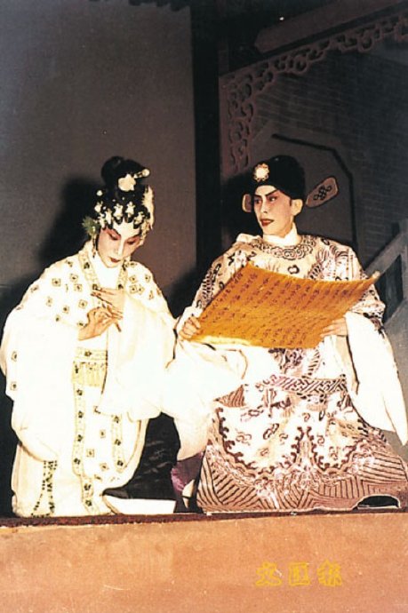 燈外月黃昏，眼前人瀟灑！