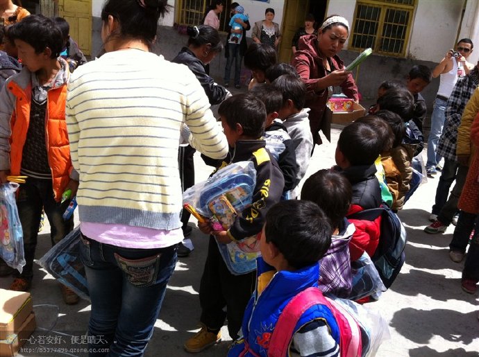 善心莲心联合金虹汝爱心团在四川阿坝壤举行大型助学及捐赠物资活动