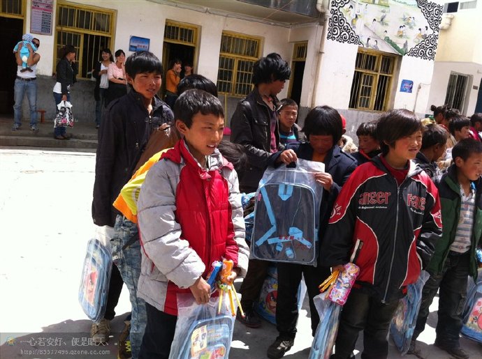 善心莲心联合金虹汝爱心团在四川阿坝壤举行大型助学及捐赠物资活动