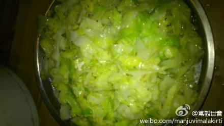 街边派发饮食，自己买菜亲自烧煮，情义更重！