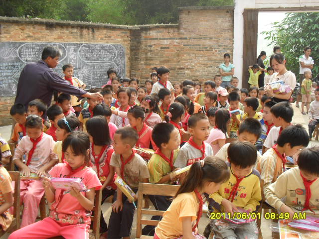 善心莲心梧州市苍梧县人和片大型助学活动