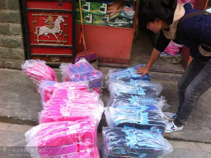 善心莲心联合金虹汝爱心团在四川阿坝壤举行大型助学及捐赠物资活动