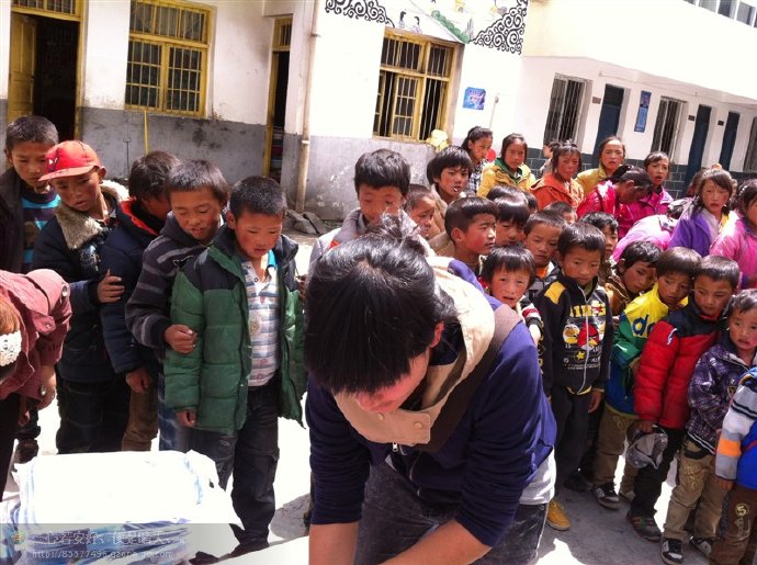 善心莲心联合金虹汝爱心团在四川阿坝壤举行大型助学及捐赠物资活动