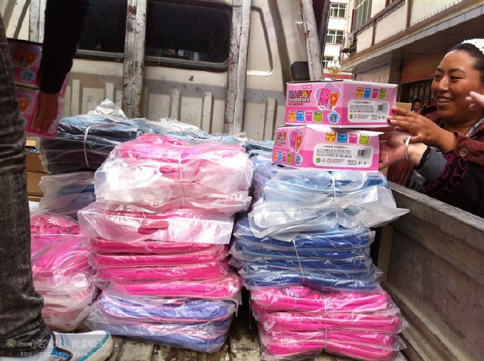 善心莲心联合金虹汝爱心团在四川阿坝壤举行大型助学及捐赠物资活动