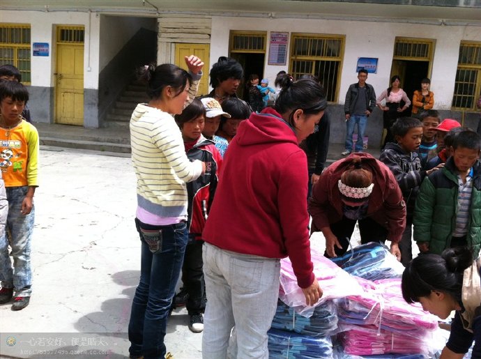 善心莲心联合金虹汝爱心团在四川阿坝壤举行大型助学及捐赠物资活动