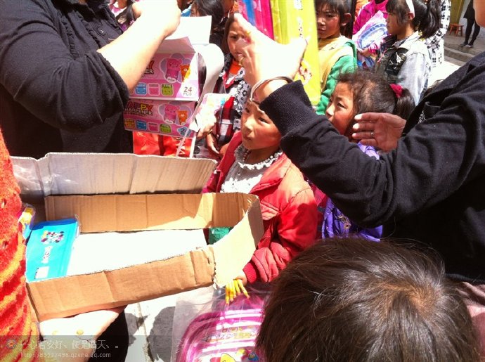 善心莲心联合金虹汝爱心团在四川阿坝壤举行大型助学及捐赠物资活动