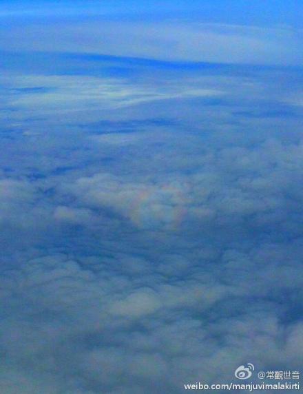 高空拍摄的化身佛陀，护持飞机航班